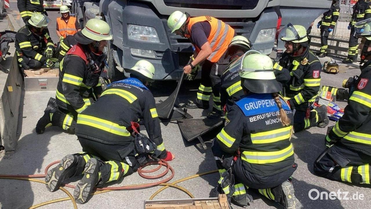 Radlerin unter Lastwagen eingeklemmt und mitgeschleift