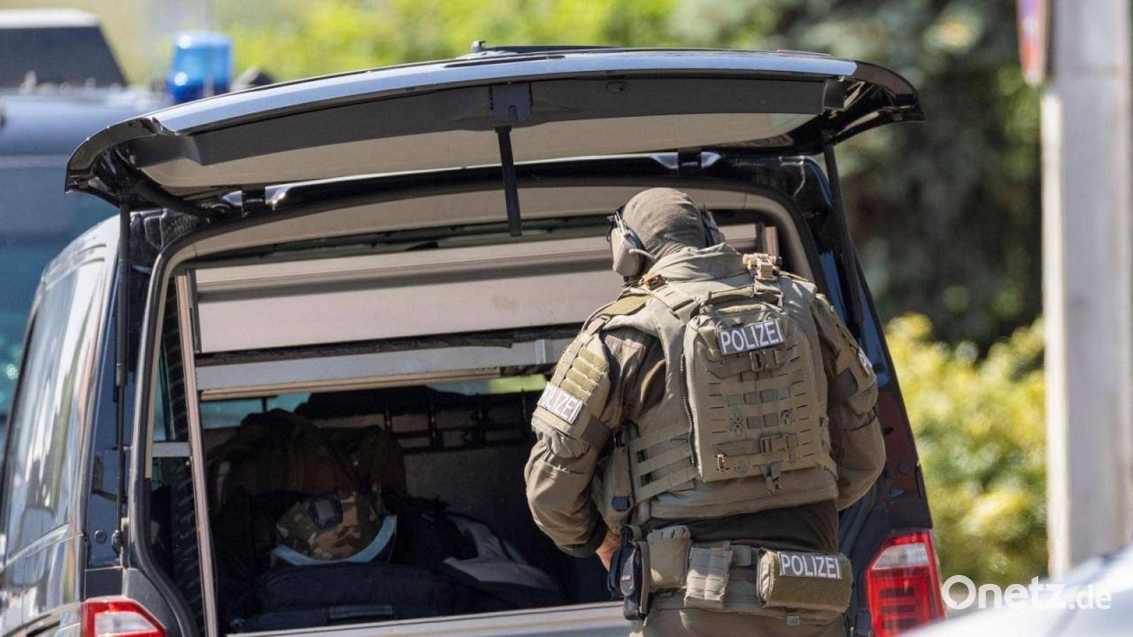 Mit einem Schwert bedroht: Spezialeinsatzkommando im Einsatz