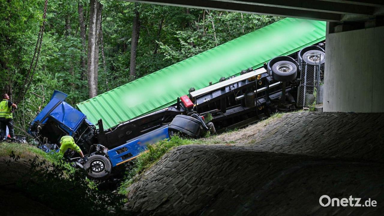 A96 nach Lastwagenunfall gesperrt