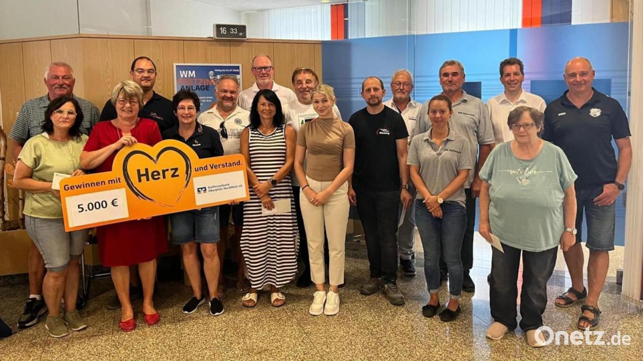 Raiffeisenbank Oberpfalz Nord-West spendet 5000 Euro an Vereine