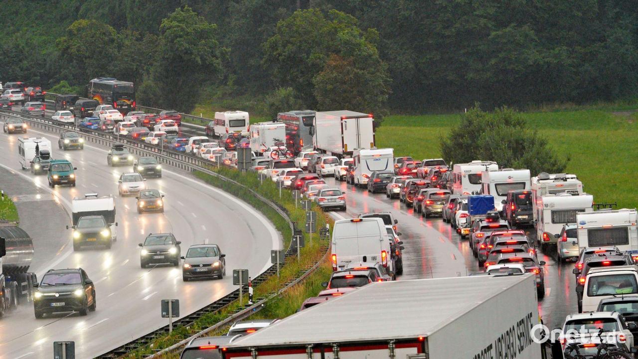 Lkw steht auf A8 quer - Vollsperrung sorgt für langen Stau