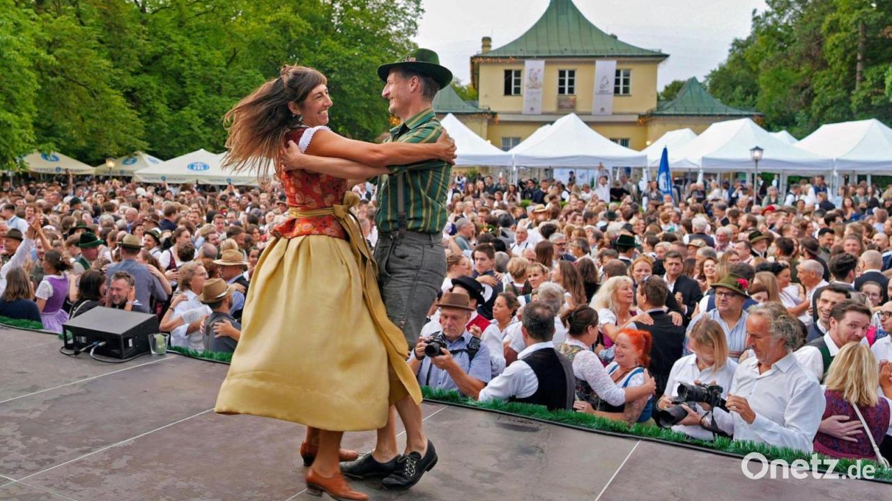 Tausende tanzen im Regen – Kocherlball soll Kulturerbe sein
