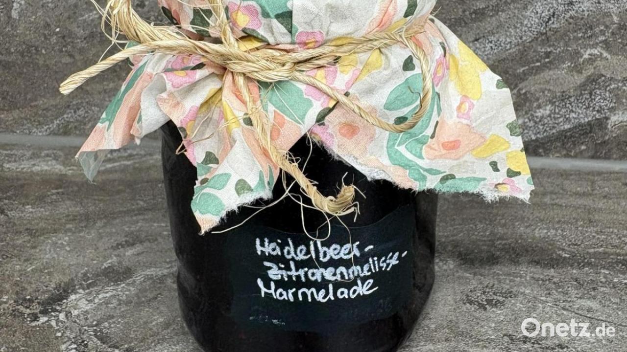 Heidelbeer-Zitronenmelisse-Marmelade-S-er-Aufstrich-aus-Wald-und-Garten