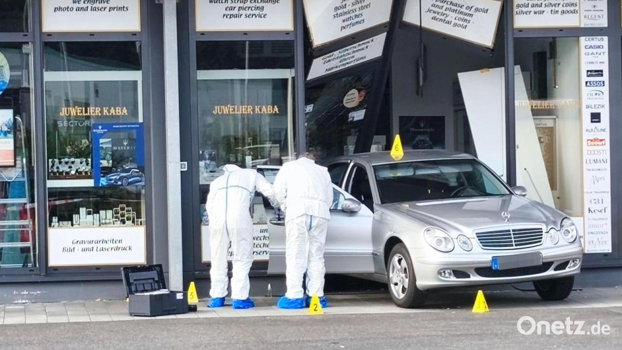 Diebe rammen mit Auto Juweliergeschäft und flüchten