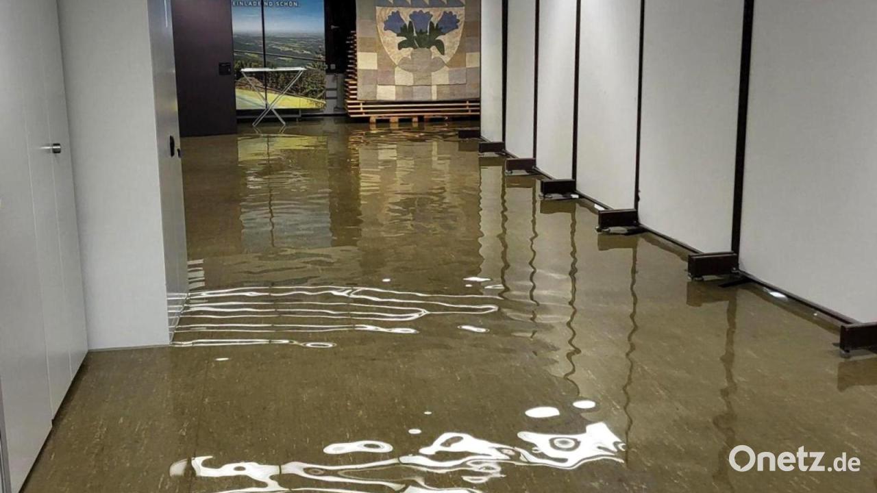 Keller von Landratsamt Deggendorf unter Wasser gesetzt