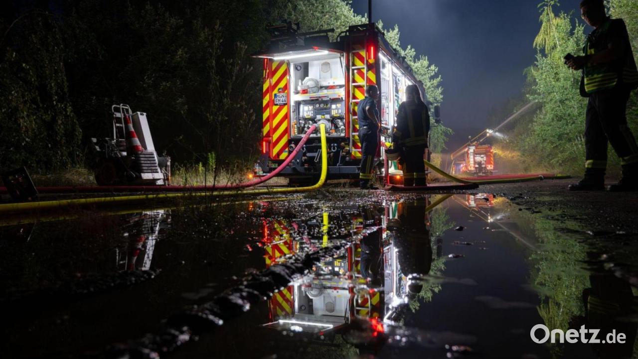 Großbrand hinter Dampflokwerk: Halle einsturzgefährdet