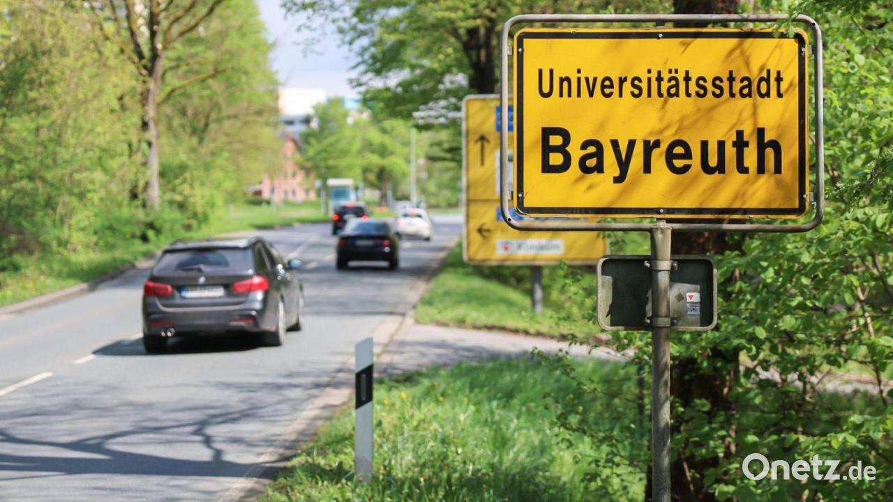 Wasserrohrbruch in Bayreuths Zentrum behindert Verkehr