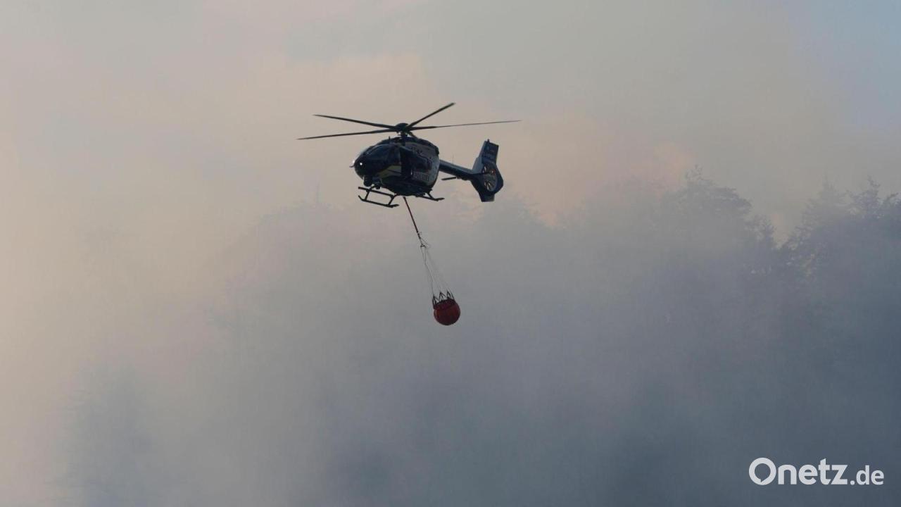 Feuerwehr löscht Glutnester - hohe Waldbrandgefahr in Bayern