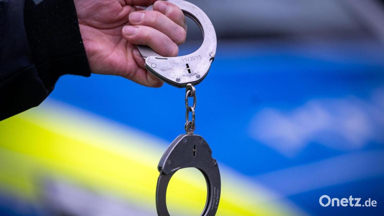Mann schlägt Polizisten ins Gesicht – zwei Beamte verletzt