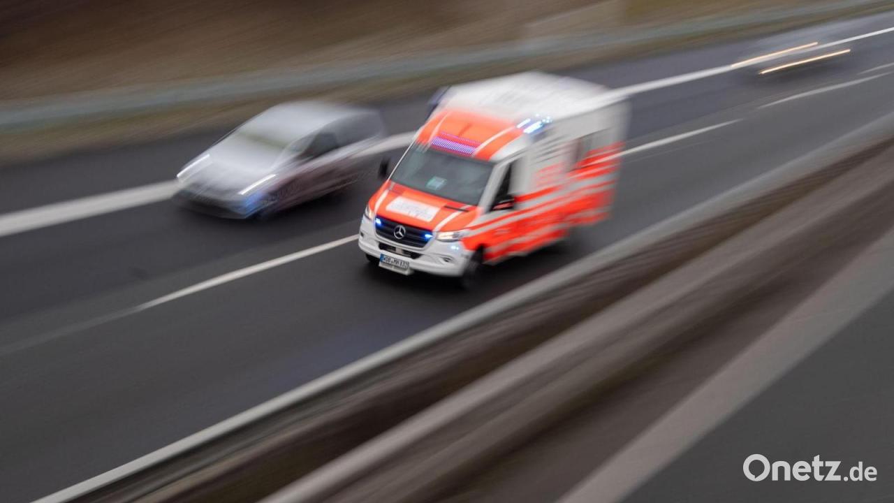 Schwerer Lkw-Unfall auf der A9 - Fahrer in Lebensgefahr