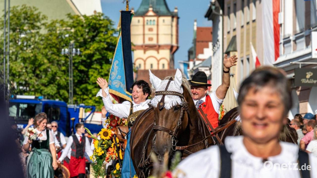 Männer klauen Plastikkrokodil auf Festgelände in Straubing