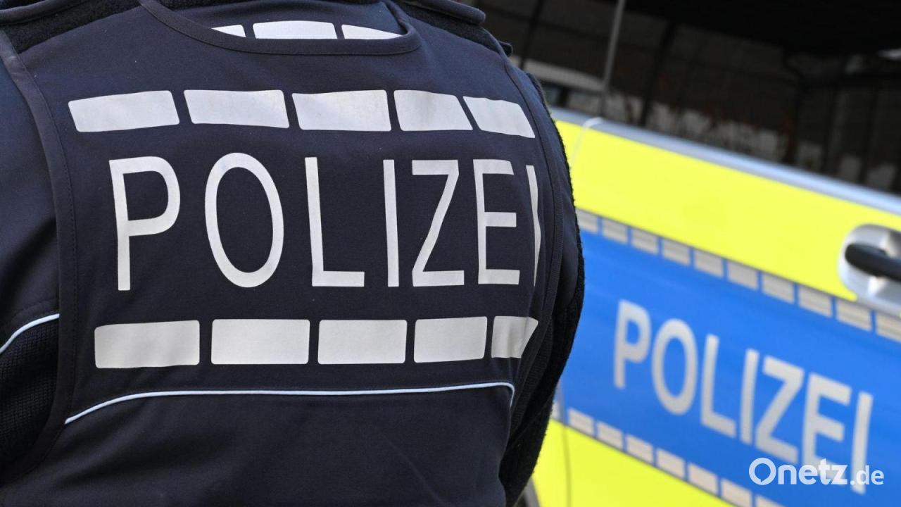17-Jähriger fährt unter Alkohol gegen einen Baum
