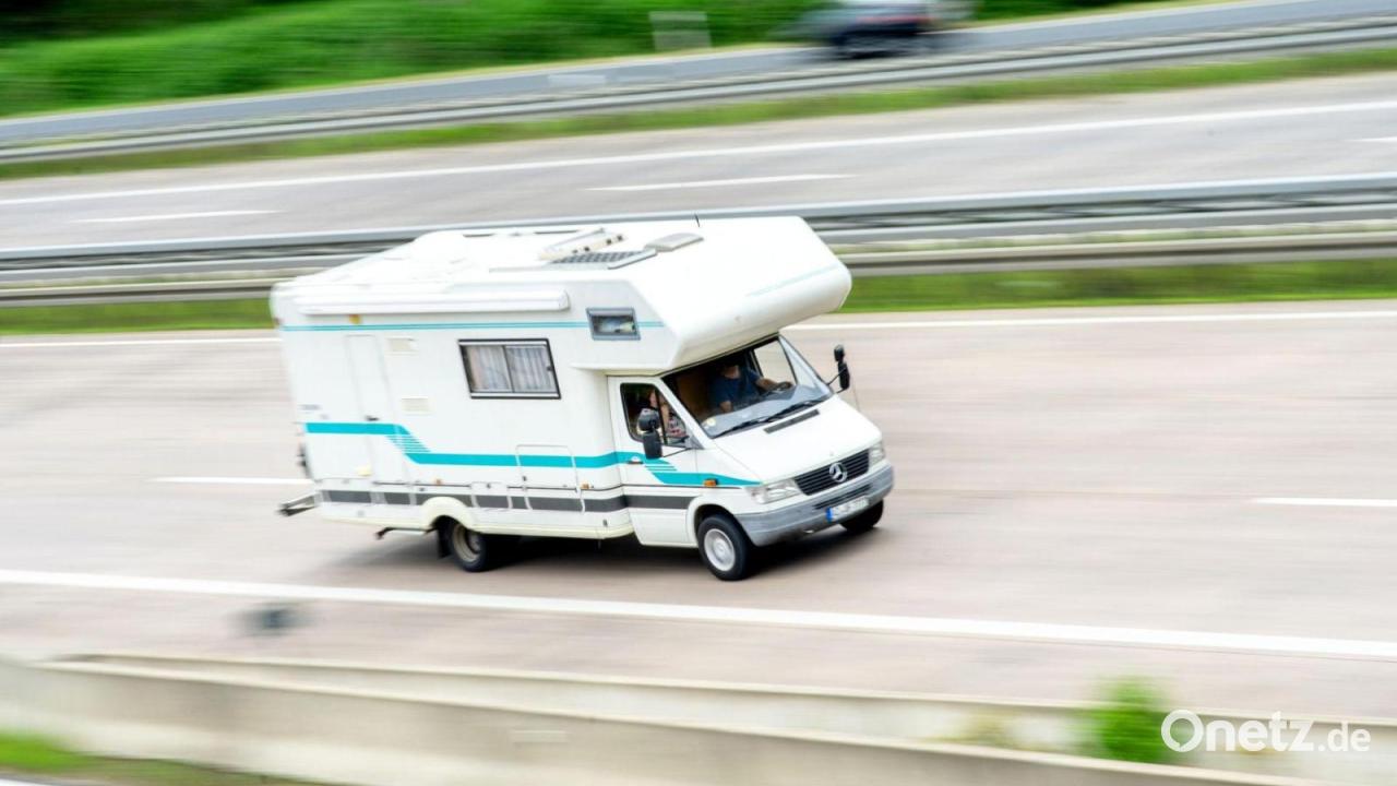 Reifen von Wohnmobil platzt auf A8: Ehepaar schwer verletzt