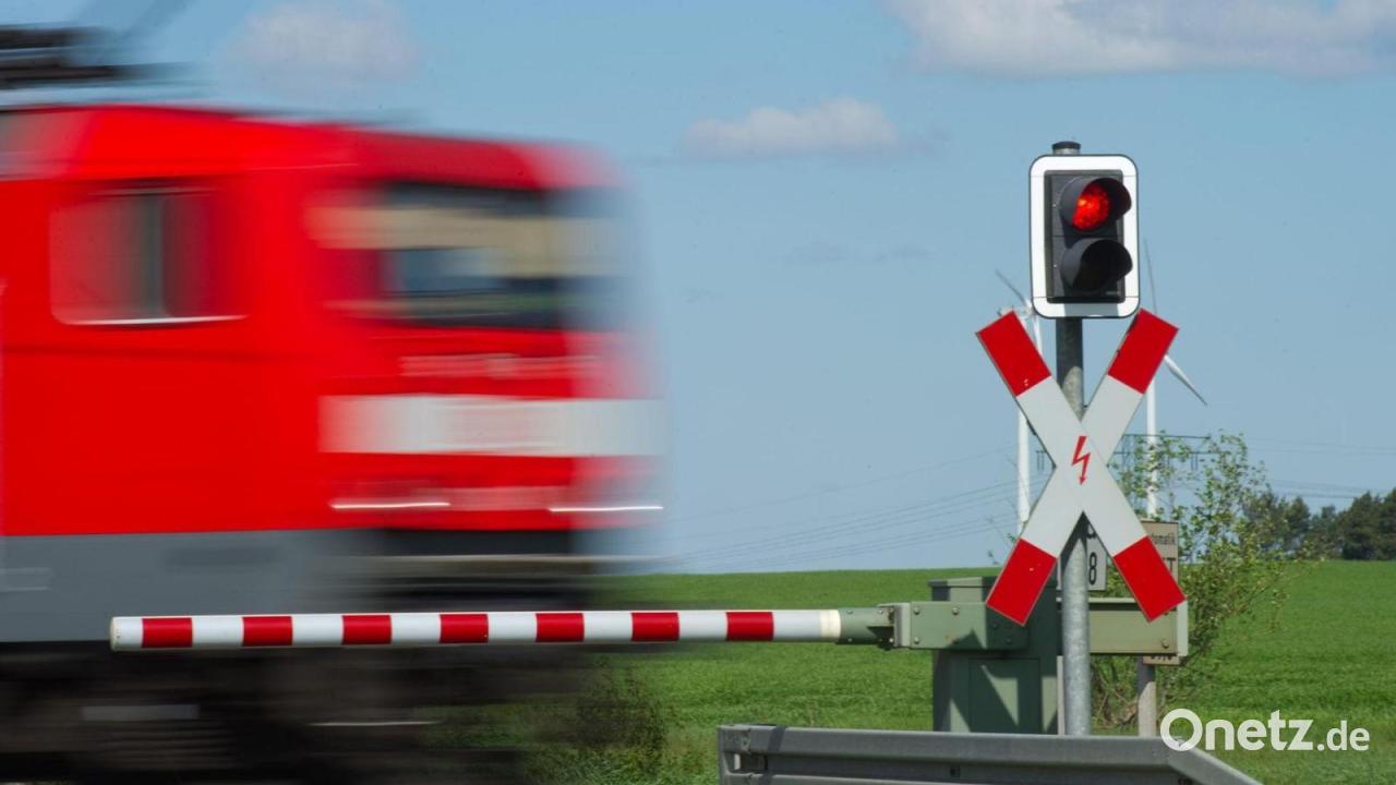 Regionalzug rammt Auto – Fahrer überlebt mit Schutzengel