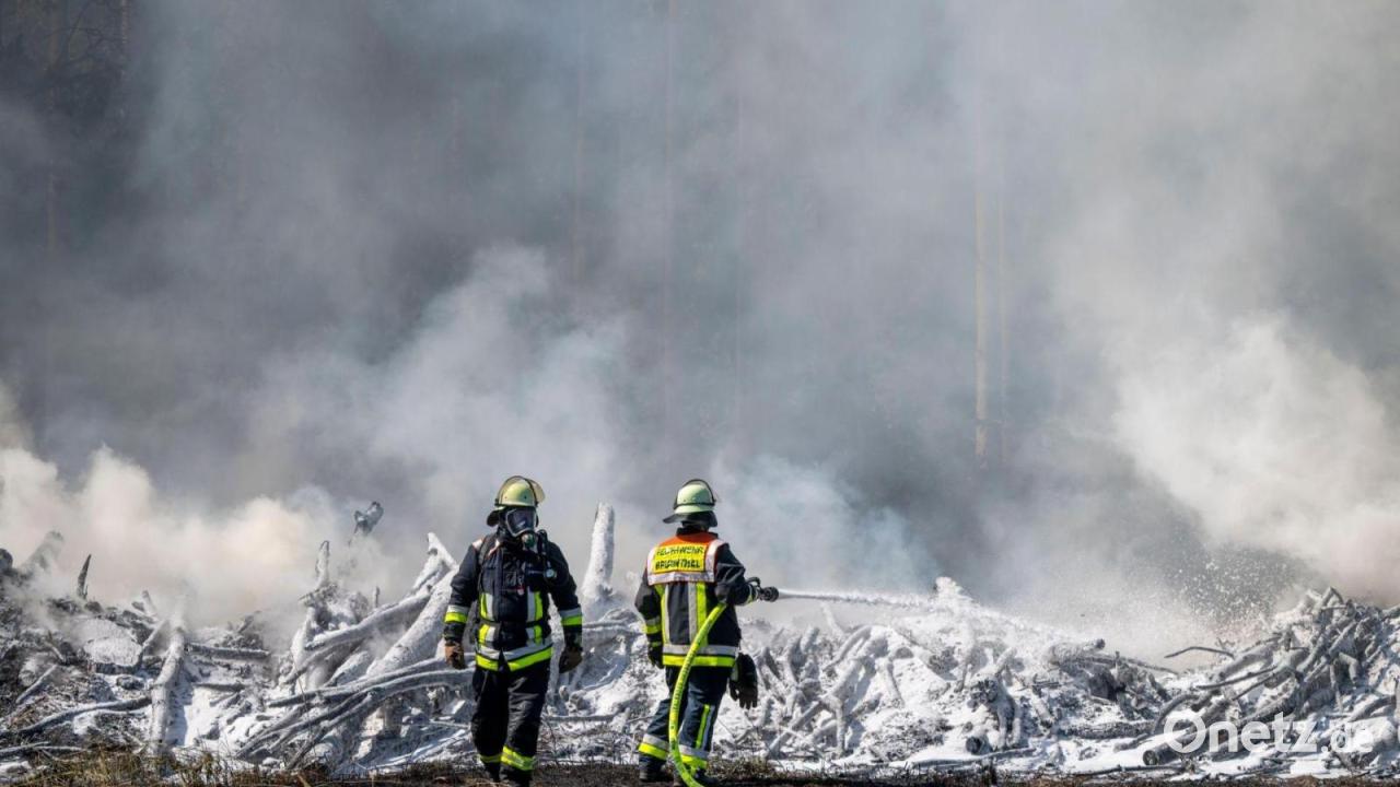 Holzstapel nahe Autobahn 8 brennt – Ausfahrt gesperrt