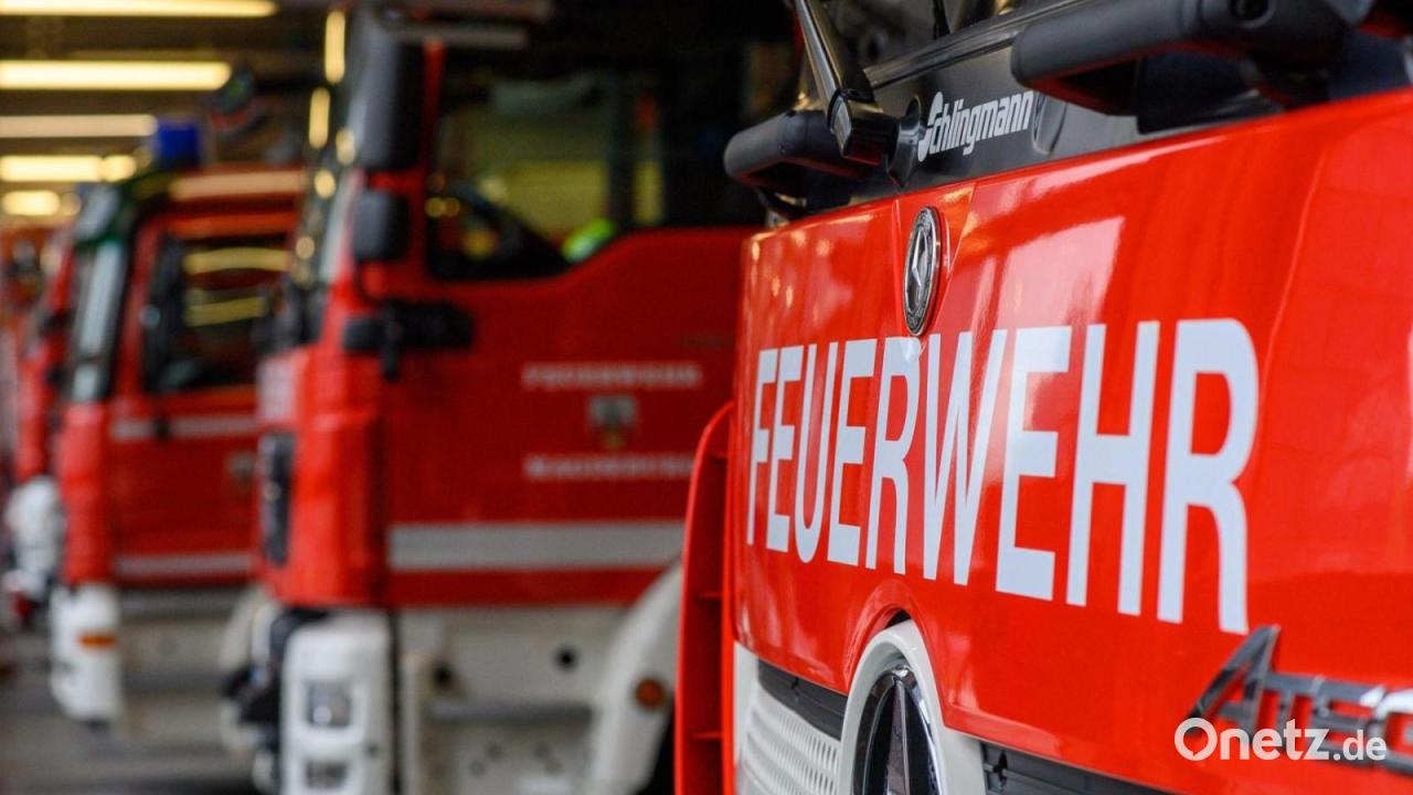 Flammen und eine Explosion: 13 Verletzte bei Stall-Brand