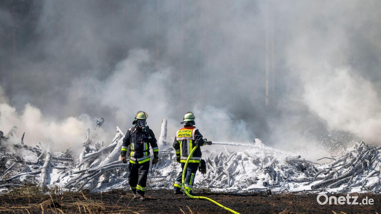Holzstapel nahe Autobahn 8 brennt – Ausfahrt gesperrt