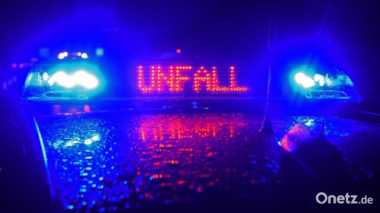 Auto überschlägt sich - Vier Menschen schwer verletzt