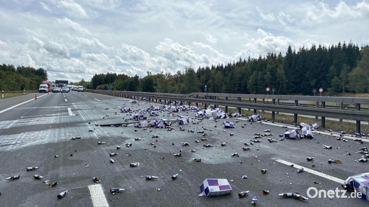 Laster verliert Getränkeflaschen - Autobahn gesperrt