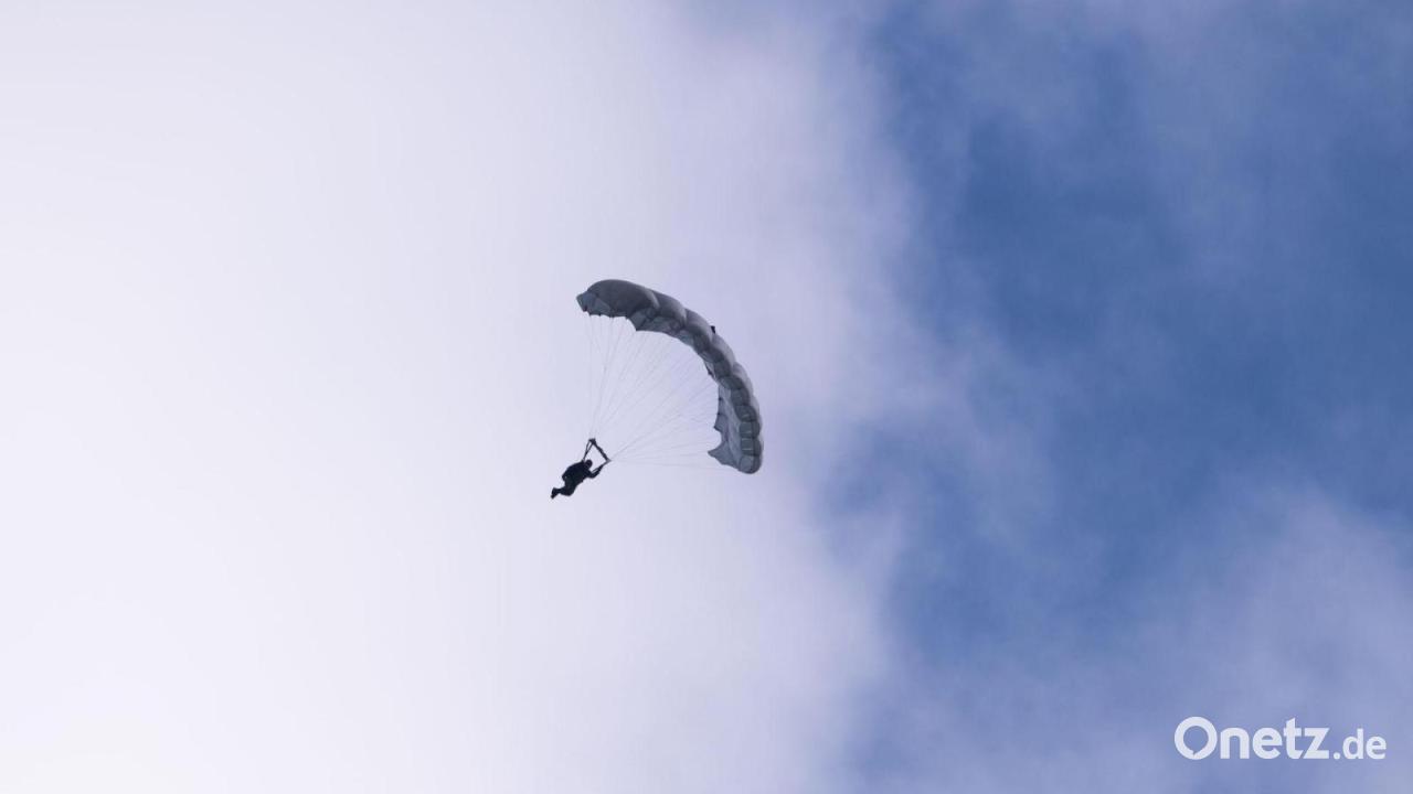 Wind falsch eingeschätzt: Fallschirmspringer verletzt sich
