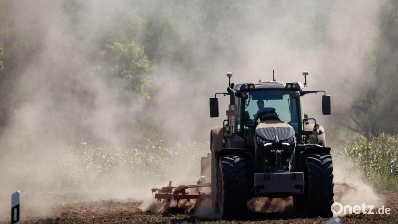 Traktor weicht Auto aus und kippt um
