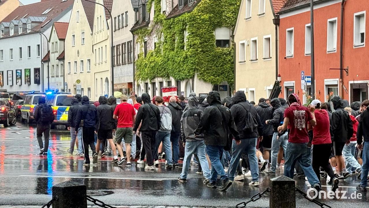 Hunderte Jahn-Fans marschieren durch Weiden