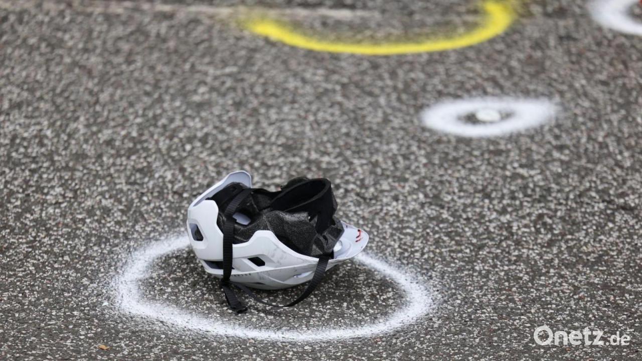 Radfahrer bei Unfall an Kreuzung lebensgefährlich verletzt