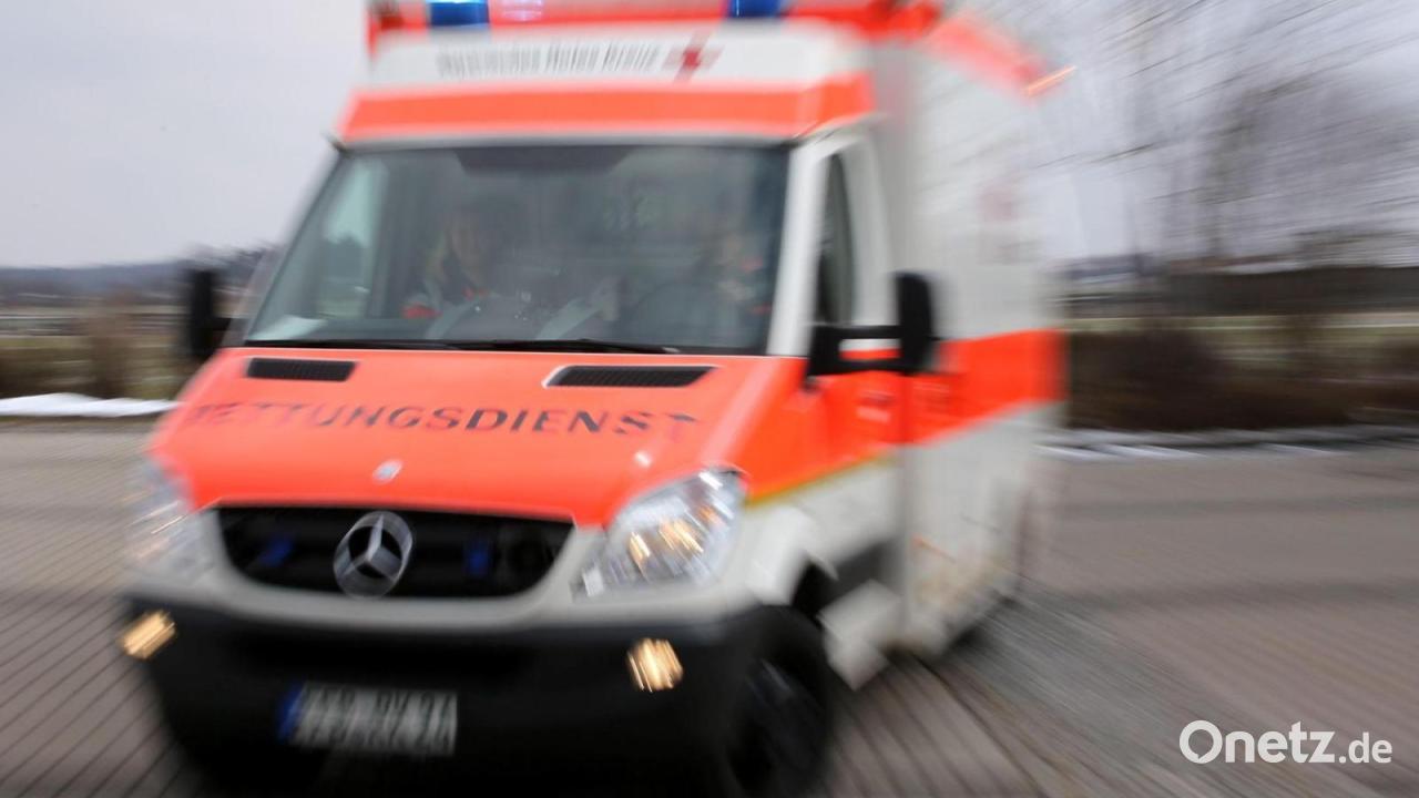 Frau will nicht allein sein, wählt 112 und greift Beamte an