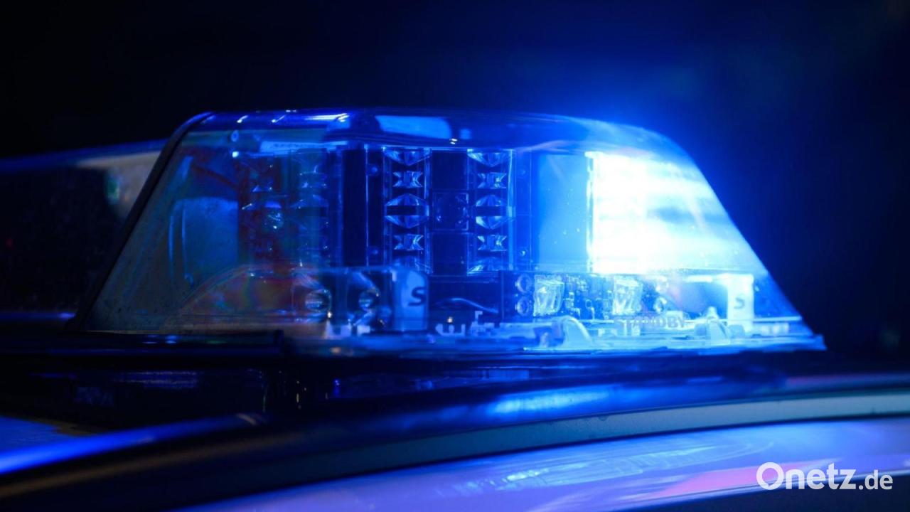Geöffneter Gullydeckel - Frau fällt beinahe in Schacht
