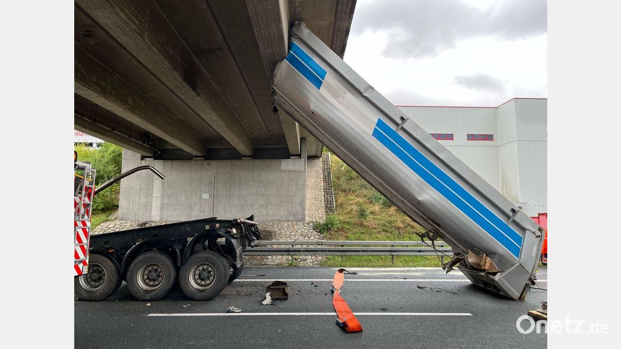 Lastwagenanhänger steckt unter Brücke fest - A9 gesperrt