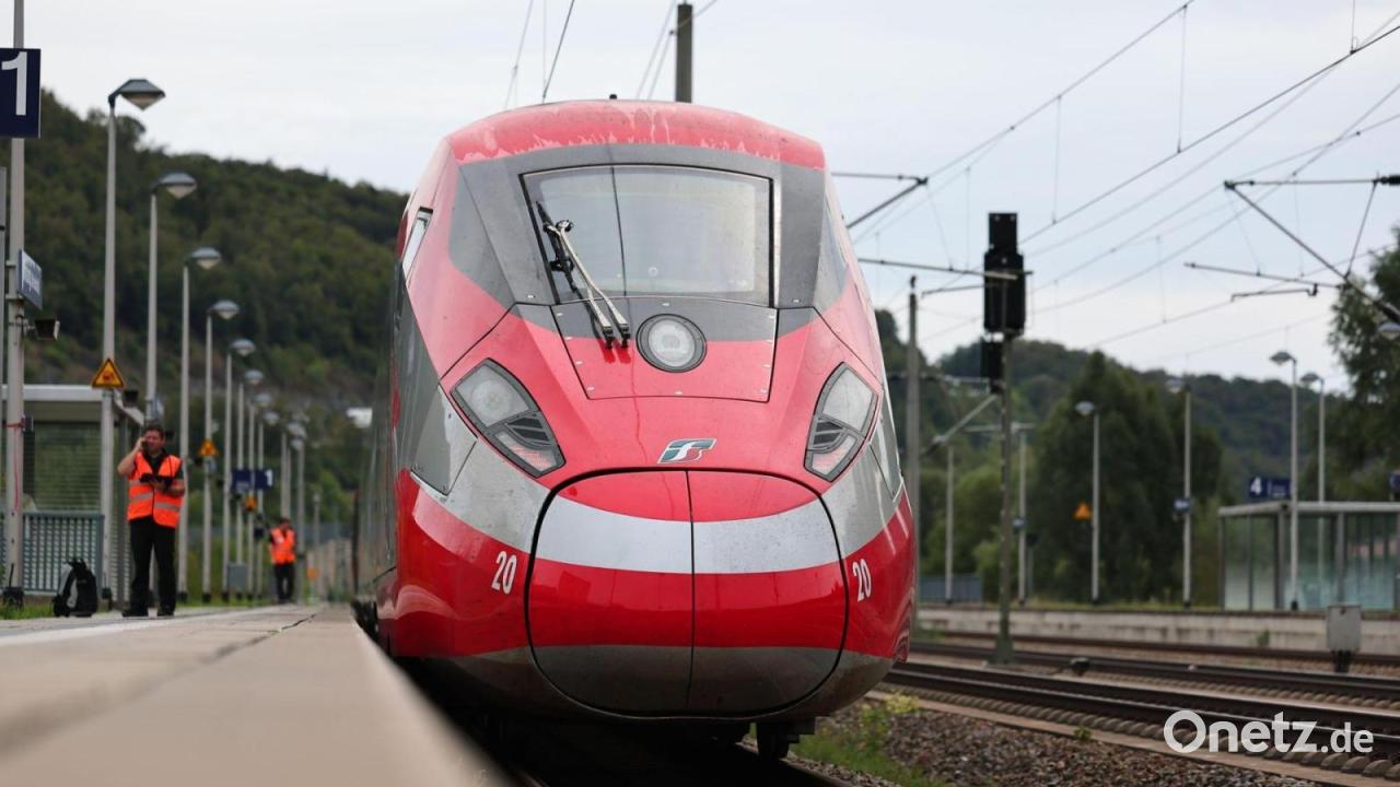 Feuerroter Schnellzug auf Testfahrten in Bayern unterwegs