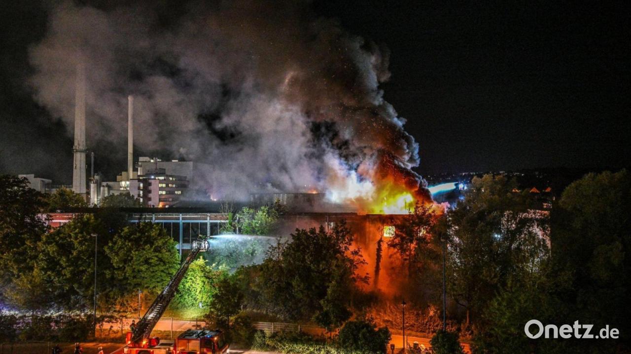 Brand in Lagerhalle in Ulm – Statiker prüft Einsturzgefahr