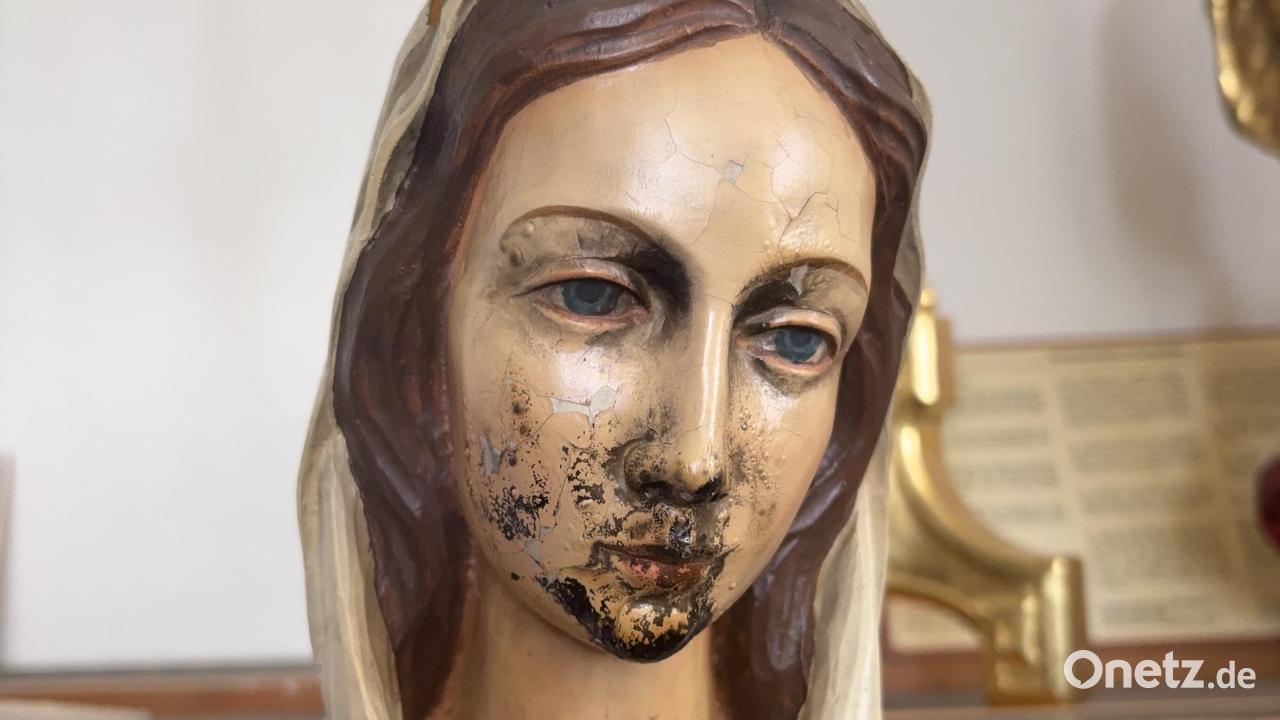 Marienfigur mit schwarzer Farbe beschmiert