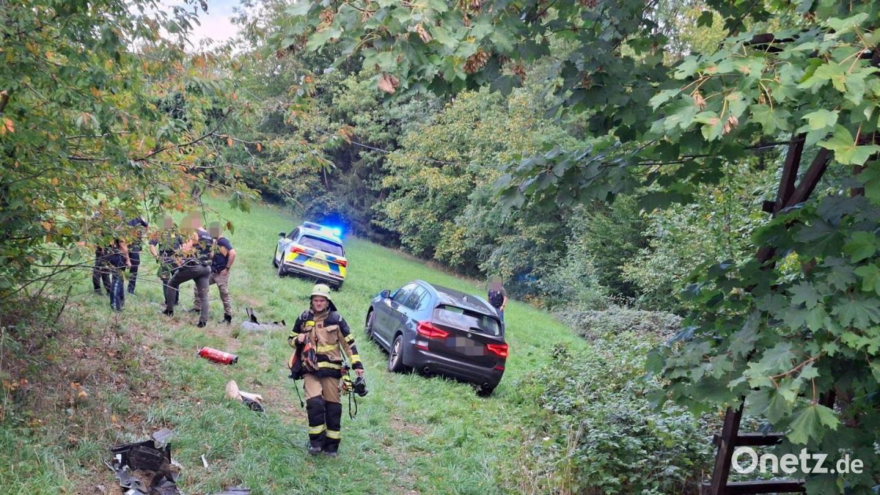 Jugendlicher flieht in gestohlenem Auto – Polizei schießt