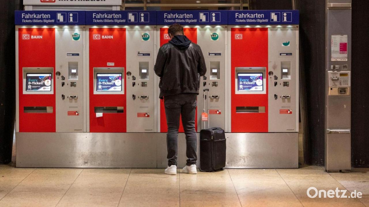 Unbekannte sprengen Fahrkartenautomaten