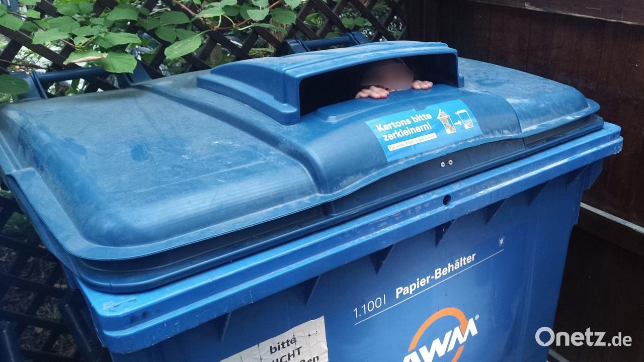 Kind sperrt sich in Papiercontainer ein