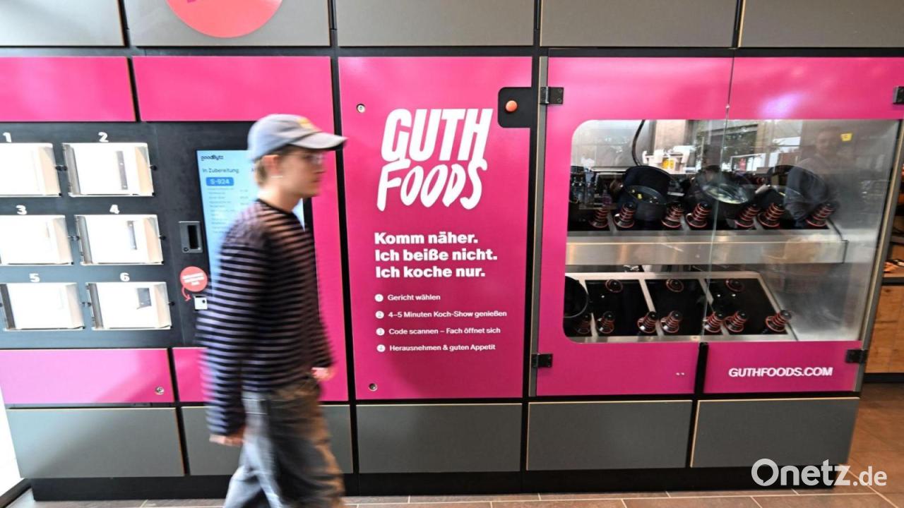 Roboter kocht an Tankstelle bis zu acht Gerichte zeitgleich