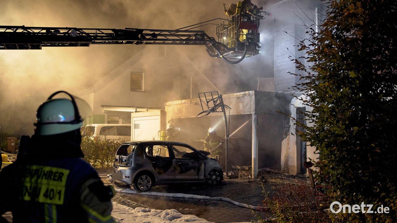 Wohnhaus steht in Flammen - hoher Schaden