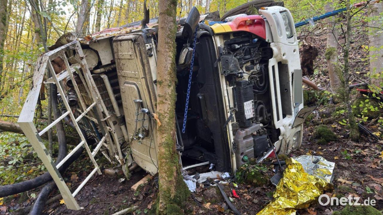 Lastwagen stürzt Hang hinunter - ein Toter, ein Verletzter