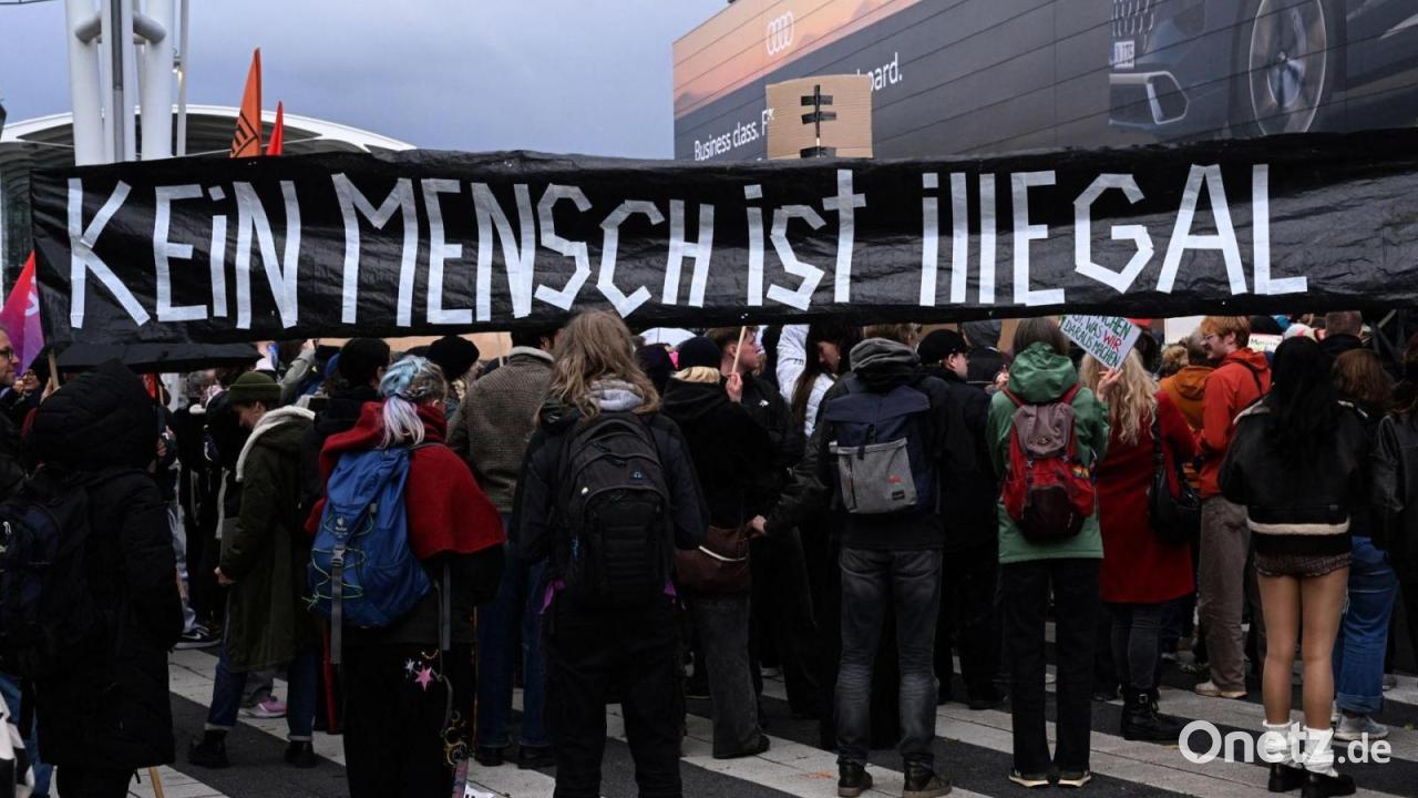 Mehr als 700 Menschen protestieren gegen Abschiebeterminal