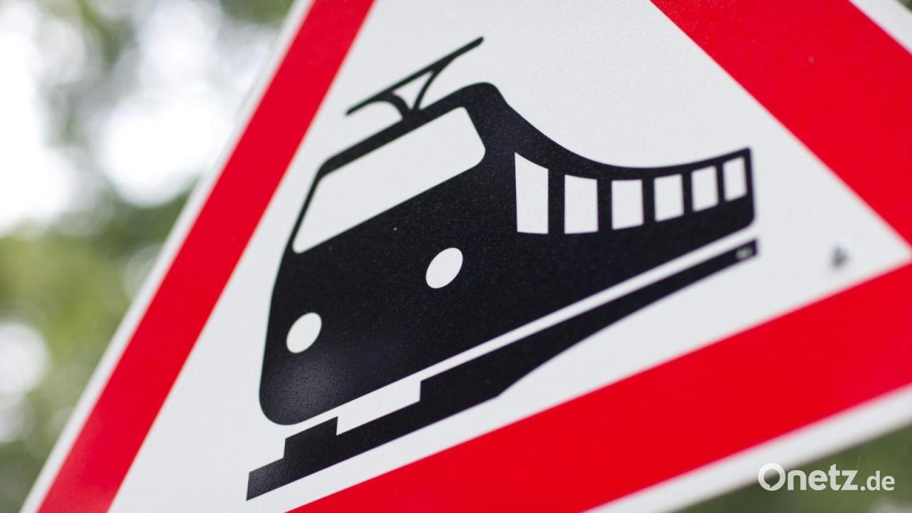 An Bahnübergang: Radfahrer stirbt bei Zusammenstoß mit Zug