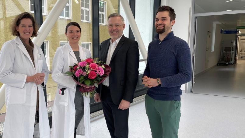 Bild:  Friedrich Peterhans, Kliniken Nordoberpfalz
Lena Meier (Zweite von links) ist neue Chefin der Klinikumsapotheke in Weiden. Für ihre Aufgaben wünschen ihr Ärztliche Direktorin Prof. Dorothee Bremerich sowie KNO-Vorstand Michael Hoffmann und Klinikdirektor Timo Sonntag (rechts) viel Erfolg.