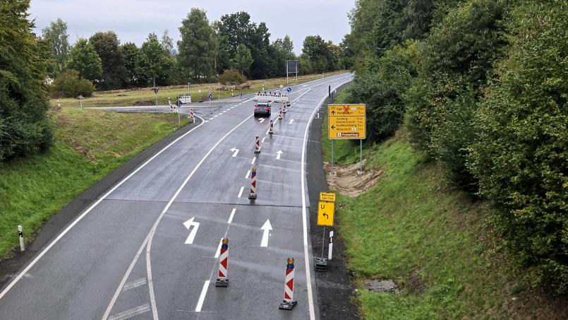 Bild: lnz
Wegen Sanierungsarbeiten auf der Bundesstraße 299 zwischen Mitterteich und Waldsassen trat am 1. August eine Vollsperrung auf dem Abschnitt zwischen der Abzweigung auf Höhe Pechofen (Bild) und der Deponie Steinmühle in Kraft.