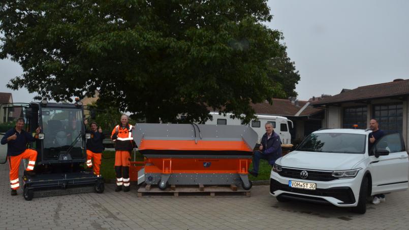 Bild: dob
Die Bauhofmitarbeiter Martin Kellner, Martin Winklmann und Achim Rösel (von links nach rechts) freuen sich, dass sie die neuen arbeitserleichternden Geräte nutzen können. Bürgermeister Andreas Wutzlhofer (Zweiter von rechts) und Außendienstleiter Michael Gösl, der ein neues Dienstfahrzeug erhielt, erhoffen sich durch die Neuanschaffungen die Erhöhung der Schlagkraft und zugleich eine Entlastung des Personals.
