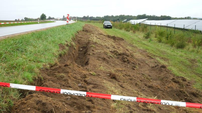 Bild: Hirsch
Der Fundort entlang der Kreisstraße bleibt vorerst abgesperrt.