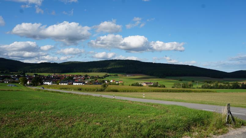 Bild: nib
Der Höhenzug nordöstlich von Etsdorf wurde als möglicher Standort für Windräder vorgeschlagen. Der Gemeinderat von Schmidgaden äußerte in seiner letzten Sitzung seine Bedenken.