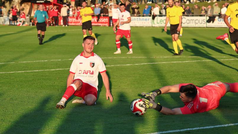 Bild: Dieter Jäschke
Dominik Hofmann, Torhüter der SV Grafenwöhr, pariert in dieser Szene einen Abschluss des Trabitzer Mittelfeldspielers Dominik Zawal.