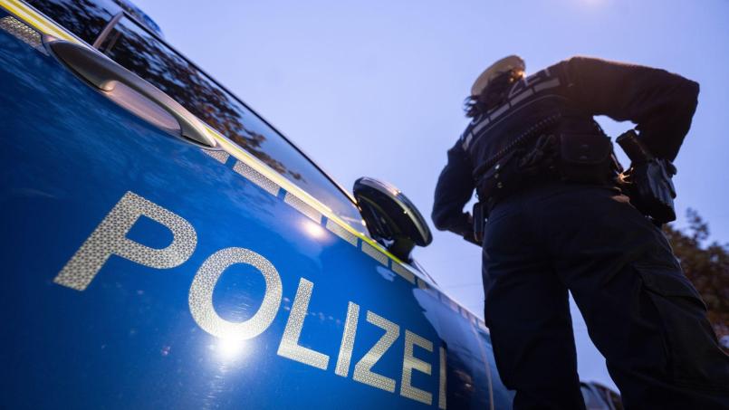 Symbolbild: Marijan Murat/dpa
Polizeibeamte halten den Mofafahrer bei einer Verkehrskontrolle an.
