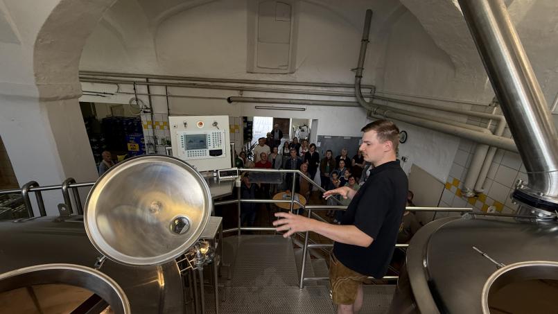 Bild: Ina Piehler
Max Märkl mit den Teilnehmern der Führung im Sudhaus der Brauerei Märkl.