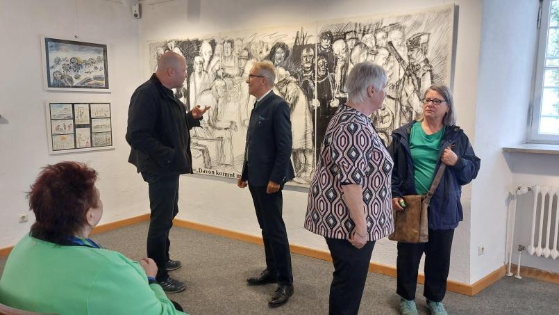 Bild: Kunz
Unter dem Titel „Krieg und Vertreibung – nach 80 Jahren“ eröffnete am Sonntag in der Galerie des Alten Schulhauses eine außergewöhnliche Ausstellung.